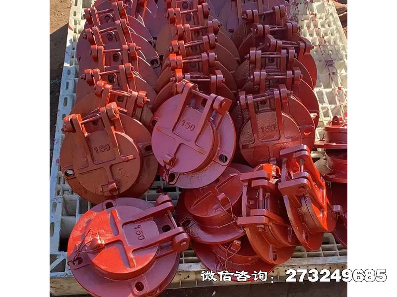 方形泵站铸铁挡水闸用于城市排涝泵站、雨水系统，由水务局、市政工程公司等单位采用。方形结构适配矩形渠道，铸铁材质耐污水腐蚀。可调式配重控制开启角度，支持防堵设计，提升城市内涝防治效率。方形泵站铸铁挡水闸价格电话微信联系厂家。